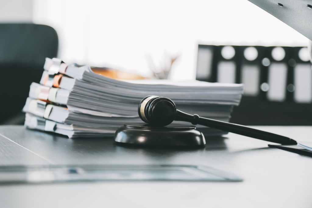 business-lawyers-discussing-contract-papers-with-brass-scale-desk-office-law-legal-services-advice-justice-law-concept-picture-with-film-grain-effect.jpg стол