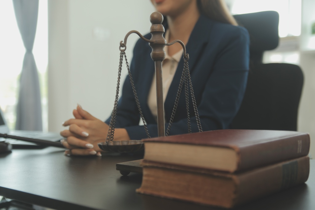 judge-gavel-with-justice-lawyers-having-team-meeting-law-firm-background-concepts-law-legal-services.jpg судья
